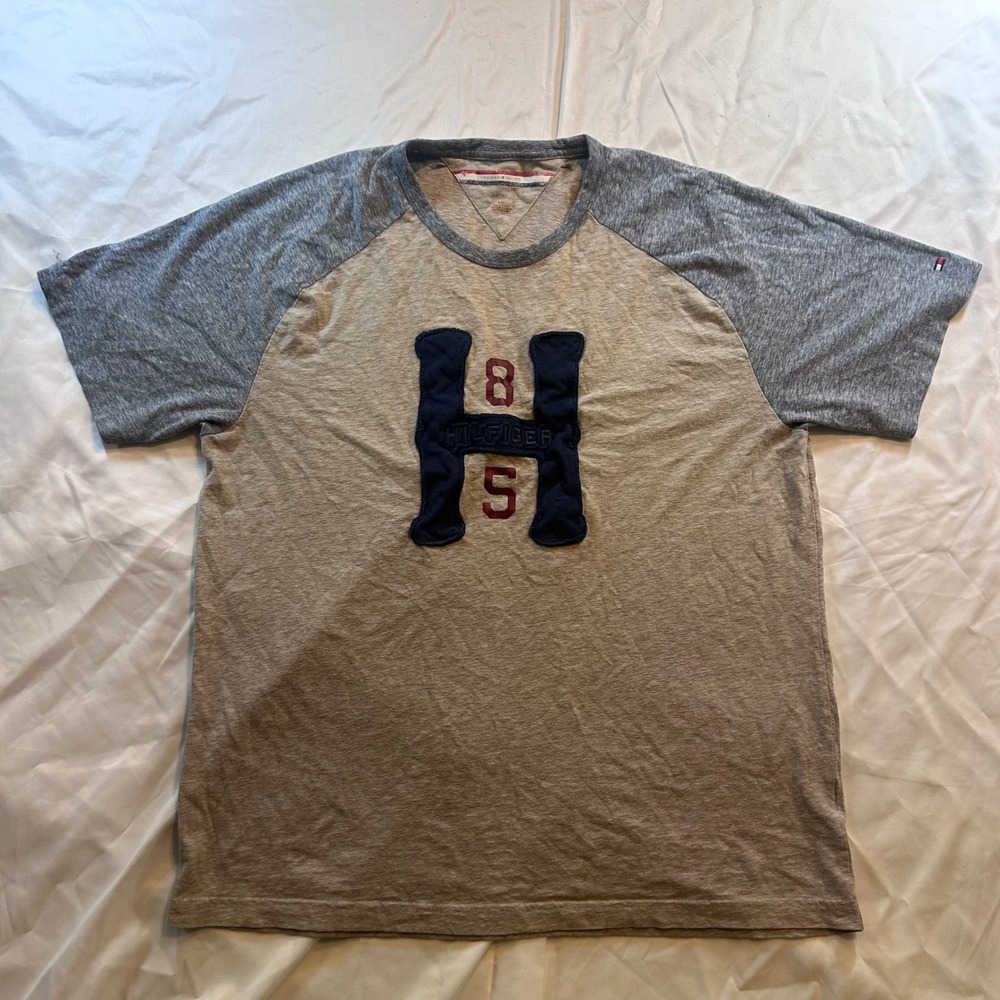 Tommy Hilfiger Mens Raglan T-Shirt Tan Grey Chenille H Patch Large